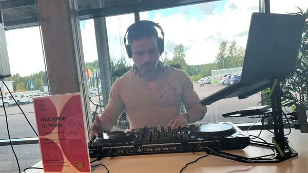 DJ Prado spelar på ett företagsevent